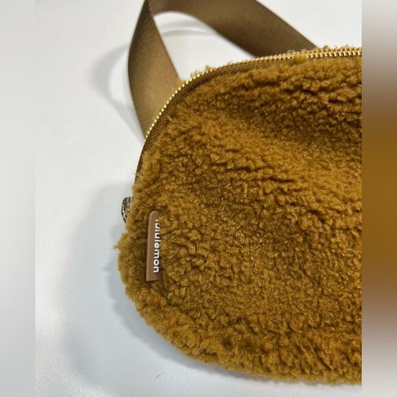 NWT Lululemon Everywhere Belt Bag Fleece Teddy Sherpa Furry Brown Gold Caramel - Picture 12 of 16